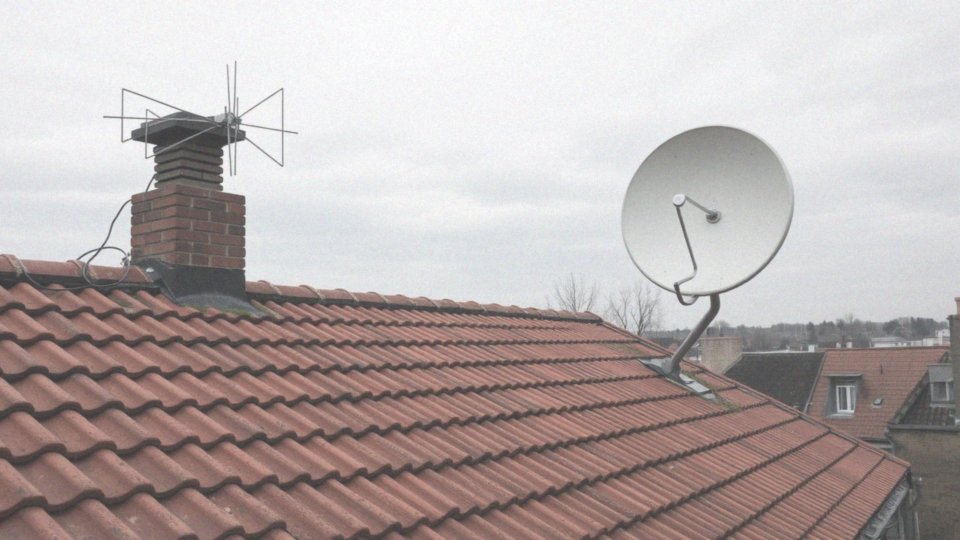 Jakie są różnice pomiędzy telewizją naziemną a satelitarną w kontekście sygnału?