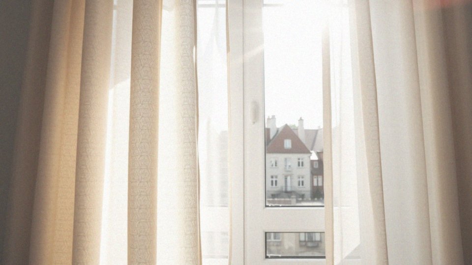 Jakie są właściwości firan żakardowych?